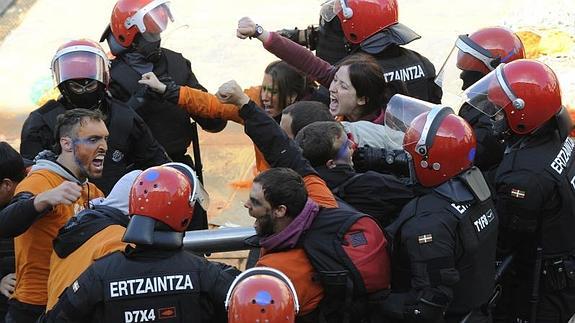 Momento del desalojo de los concentrados. 