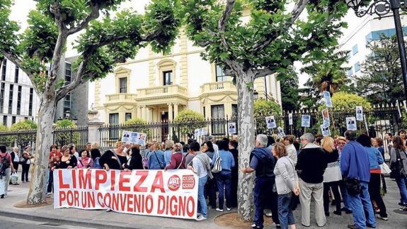 Trabajadores del sector limpieza, en una concentración de 2011, también por la negociación.