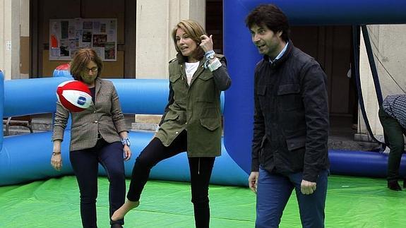 Javier Ruiz y Arantza Quiroga, ayer en un acto político en la Plaza de las Escuelas de Las Arenas.
