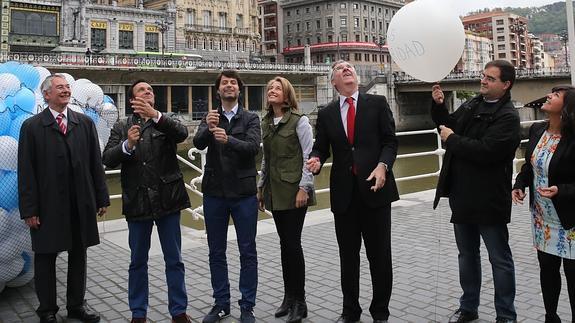 Quiroga junto a sus candidatos a la Diputación de Bizkaia y al Ayuntamiento de Bilbao, hoy en la capital vizcaína. 