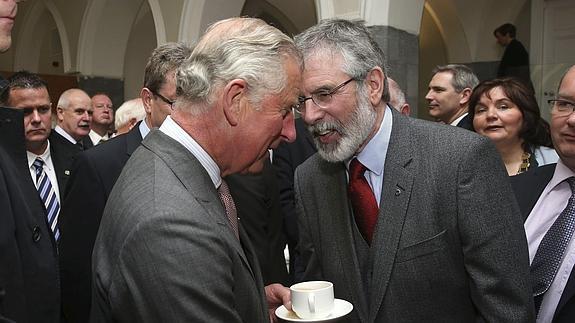 El príncipe Carlos y Gerry Adams se estrecharon la mano el pasado martes en la Universidad de Galway, al oeste de Irlanda.