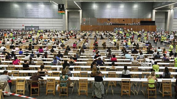 Multitud de opositores participan en los examanes de la OPE de Osakidetza.