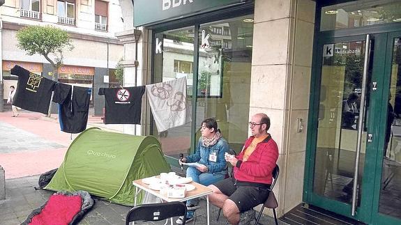 Los manifestantes ‘acamparon’ junto a una sucursal bancaria. 