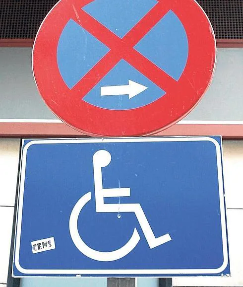 Una unidad de la Ertzaintza usó dos tarjetas de discapacitados para aparcar sin su autorizacion