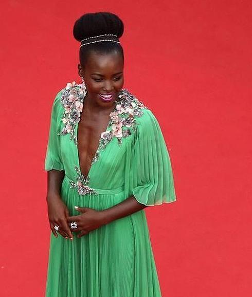 Lupita Nyong’o deslumbró en Cannes con su vestido y su escote. 