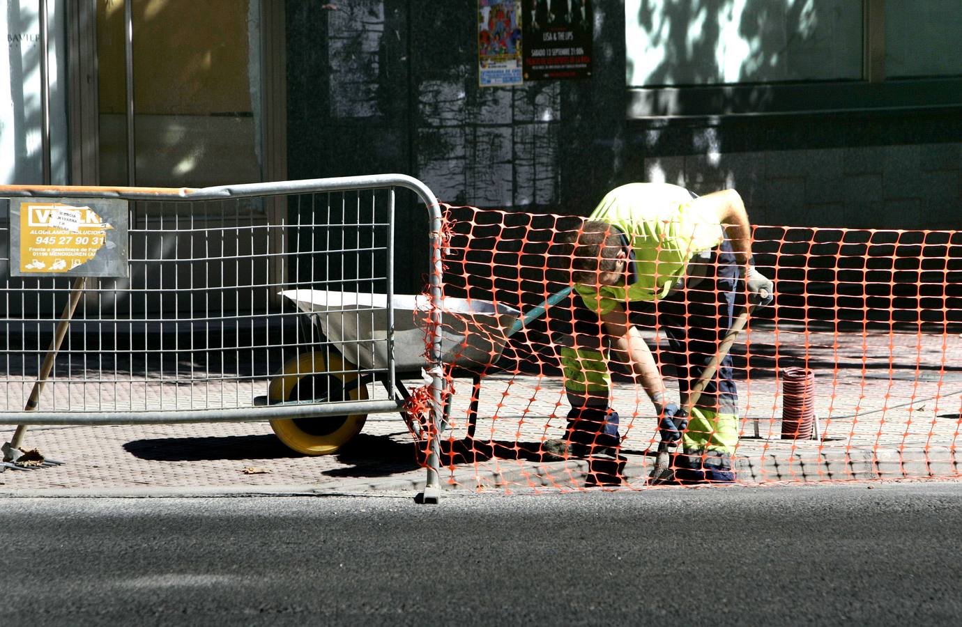 Un trabajador realizando obras de mantenimiento en una de las calles de Miranda. 
