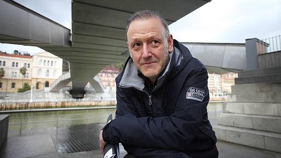 Roberto Uriarte, secretario general de Podemos Euskadi, posa bajo la pasarela Pedro Arrupe.