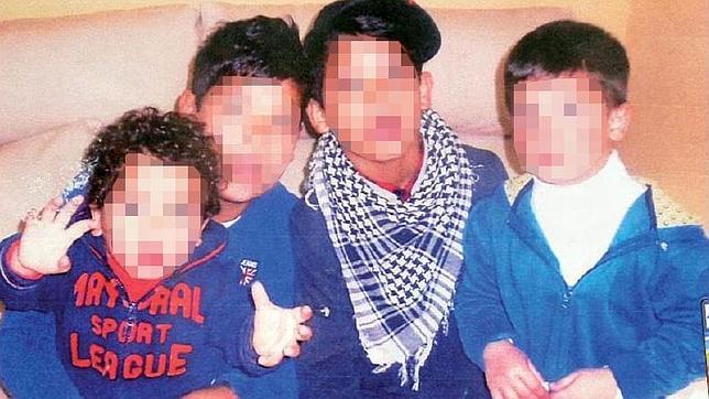 Los tres niños de Jaén, de 3, 5 y 7 años, junto a un amigo (segundo por la izquierda). 