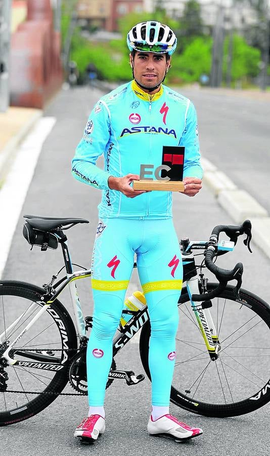 Landa posa con el trofeo en el puente de Abetxuko.  