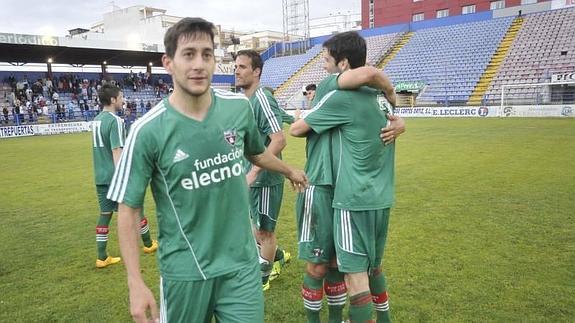 Jugadores del Arenas se abrazan tras ganar en Almendralejo.