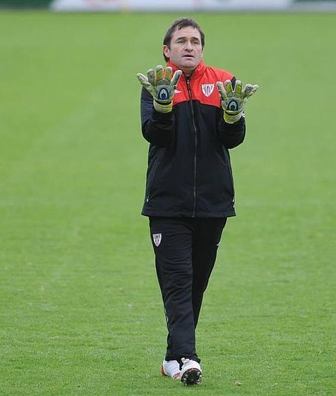 Luis Llopis, durante un entrenamiento en su etapa en el Athletic.