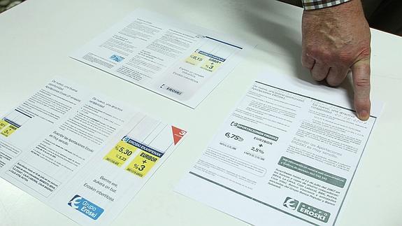 Un afectado por las aportaciones subordinadas financieras emitidas por Fagor y Eroski muestra los documentos.