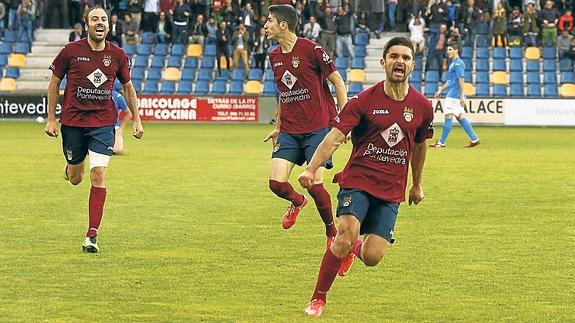 Jorge Rodríguez, perseguido por Jacobo y Anxo, celebra la consecución del primer gol en el duelo disputado en Pasarón ante el Manzanares.