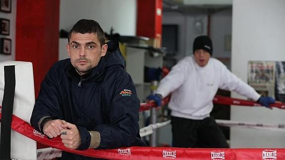 Andoni Gago, en un entrenamiento en su gimnasio. Al fondo, Kerman Lejarraga.