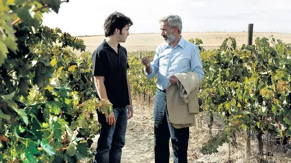 Carlitos y Antonio Alcántara entre los viñedos de Sagrillas, un pueblo ficticio. 