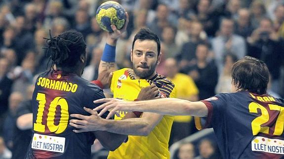 Iker Romero, a punto de ejecutar un disparo en un encuentro contra el Barça.