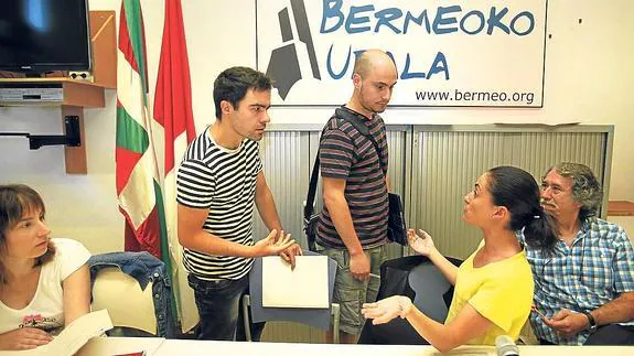 La alcaldesa de Bermeo, Idurre Bideguren, en un momento del pleno celebrado ayer.