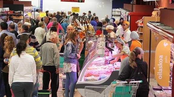Clientes hacen la compra en un supermercado de Vitoria. 