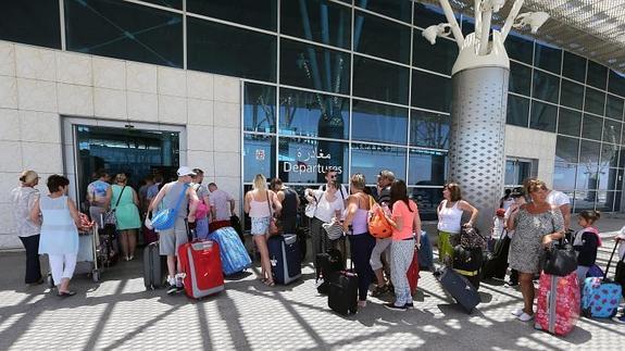 Varios turistas en la zona de salidas de un aeropuerto de Túnez.