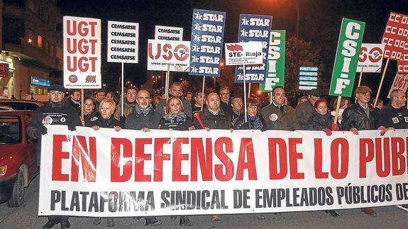 Las distintas fuerzas sindicales se han manifestado en reiteradas ocasiones para protestar contra los recortes sobre solos salarios de los empleados públicos.