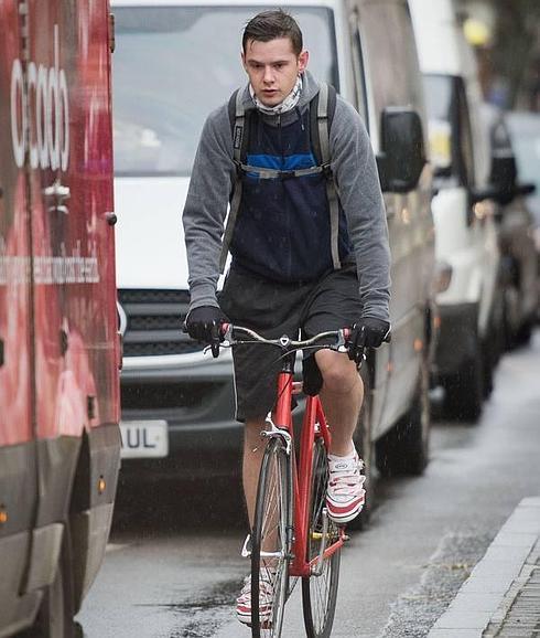 Un ciclista circula junto a varios coches.