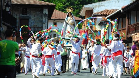 Procesión en honor a Nuestra Señora de Las Nieves en Lanestosa.