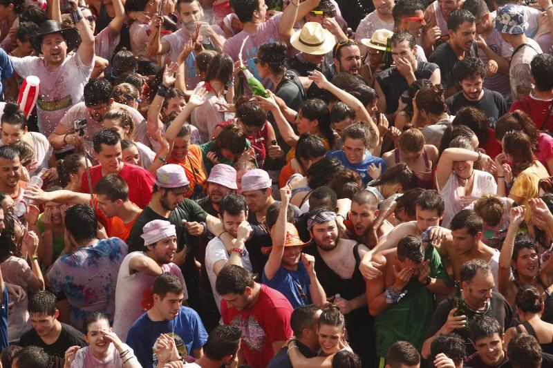 Miles de personas se congregaron en la plaza de la Virgen Blanca durante el txupinazo de este año. 