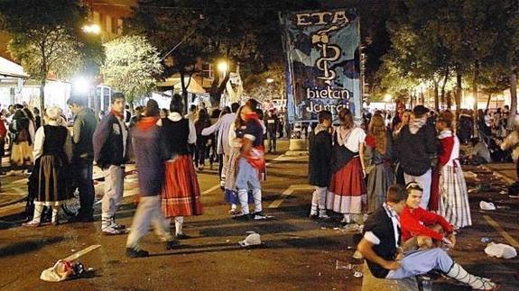 Una pancarta con el anagrama de ETA, junto al lema "Bietan jarrai" en las fiestas de Vitoria.