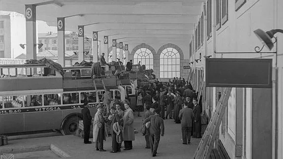 La estación de autobuses de Vitoria, en los años 50. 