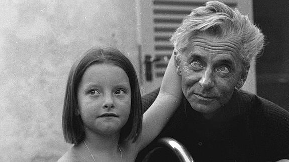 El maestro austriaco con su hija Isabel (1965).