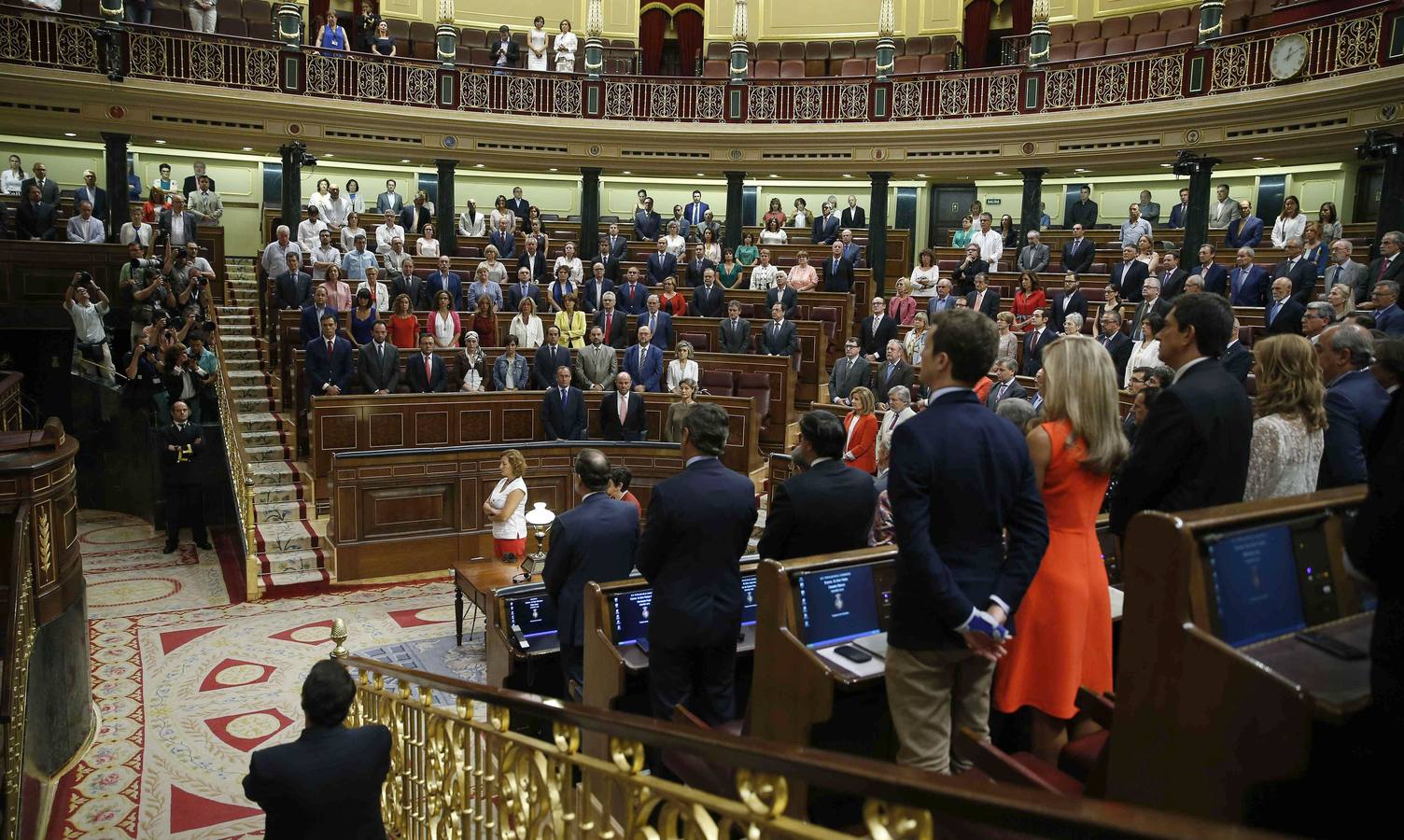 Los diputados guardan un minuto de silencio en el hemiciclo del Congreso por el fallecimiento de Txiki Benegas.