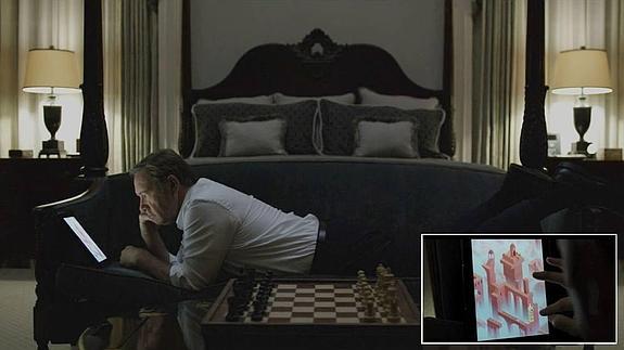 El presidente Frank Underwood jugando a 'Monument Valley' en la serie 'House of Cards'.