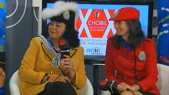 La pregonera Gurutze Beitia y la txupinera Oihana Pascual.