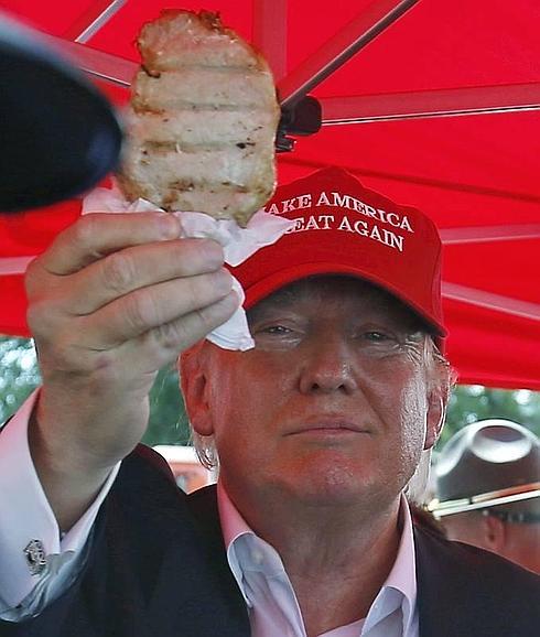 El multimillonario Donald Trump muestra una chuleta de cerdo en uno de los mítines de su campaña.