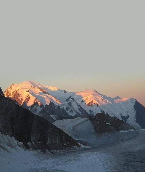 El glaciar del Tour, casi sin nieve y aflorando el hielo negro, y el Mont Blanc al fondo a la izquierda. 