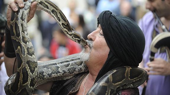 Un encantador de serpientes en el Mercado Medieval de Vitoria