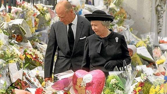 Buckingham Palace se llenó de flores en 1997.
