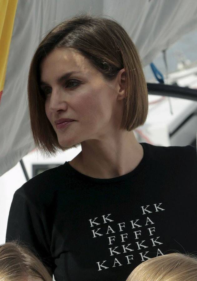 La Reina Letizia luce una camiseta que evoca a Kafka. 