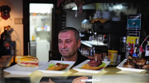 Aurel Toma lleva un año y medio al frente del mesón Mendaña en Basurto. 