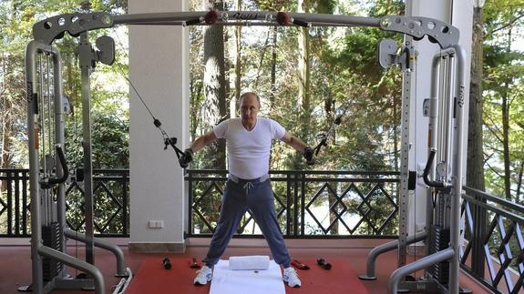 Putin posa haciendo pesas en su residencia de Sochi. 