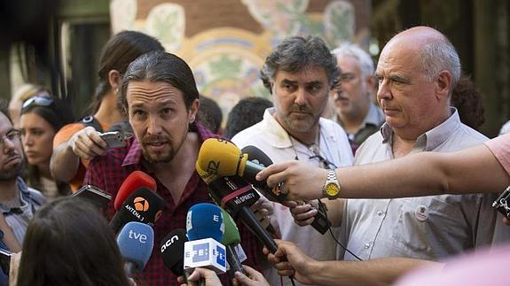 Pablo Iglesias atiende a los medios de comunicación.