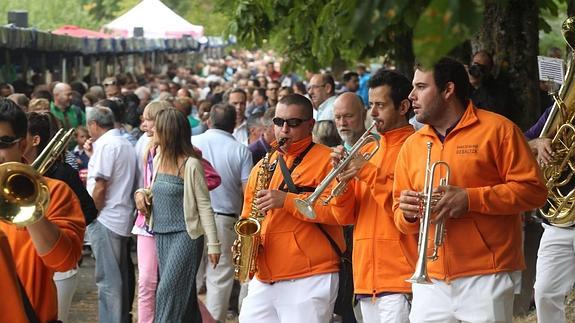 Miles de alaveses son fieles a la romería de Valdegovía. 