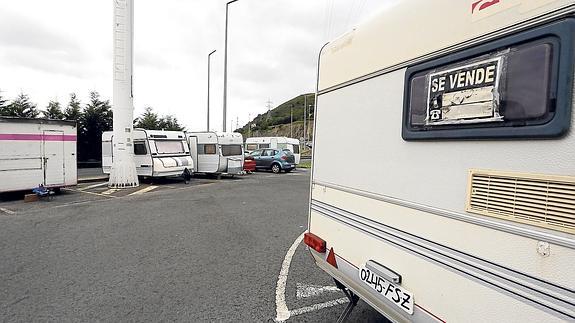 Algunos de los remolques estacionados desde hace meses en el área de servicio lucen el cartel de ‘Se vende’. 