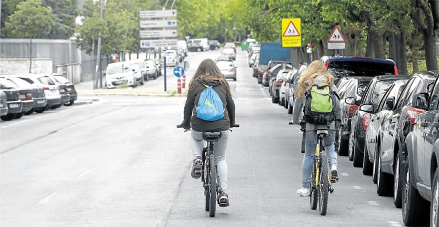 Dos ciclistas circulan por la calle San Viator en dirección al parque de Gazalbide. 