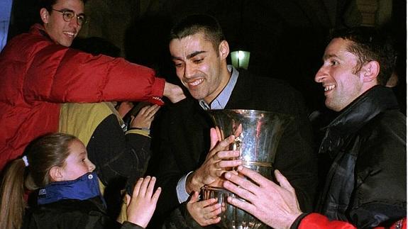 José Luis Pérez Canca, con la Recopa de Europa de 1999, es felicitado por los aficionados.