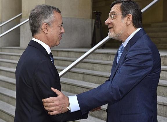 El lehendakari saluda a Juan Luis Ibarra a su llegada al Palacio de Justicia de Bilbao.