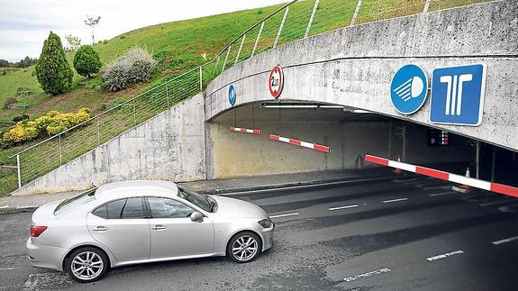 Un coche entra al parking, en el que ya luce la señal que advierte del telepeaje (a la derecha).