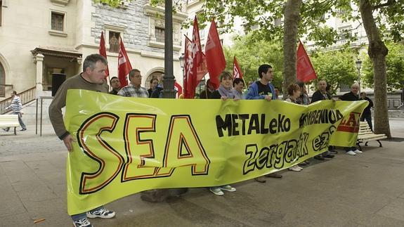 Miembros de LAB protestan por el convecnio del Metal. 