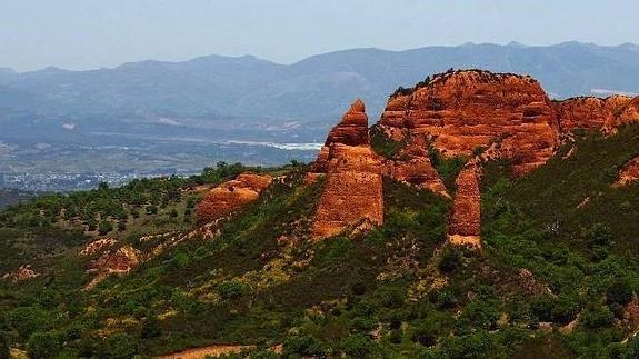 Las Médulas brillando al sol.