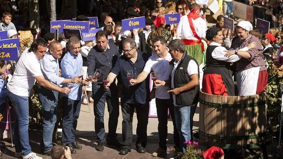 Iñigo Urkullu, junto a Ramiro González, entre otros, brinda con el primer mosto, durante la Fiesta de la Vendimia celebrada en Elciego.